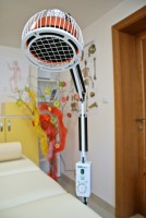 HREJIVÁ TERAPEUTICKÁ LAMPA S INFRAČERVENÝM ŽIARENÍM